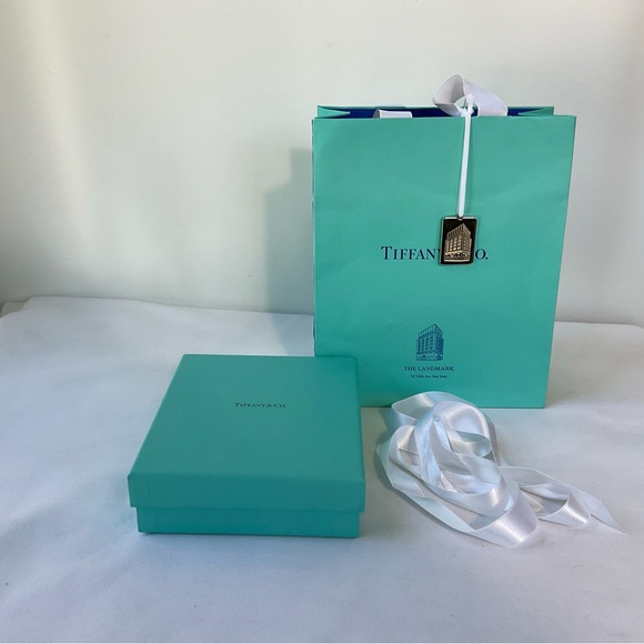 Authentic Tiffany & Co Empty Blue Gift Box/Tiffany Medallion/Bag 6 X 7 - Picture 1 of 7